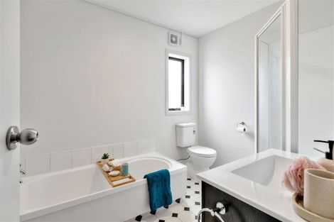 Photo of property in 84a Stewart Drive, Newlands, Wellington, 6037