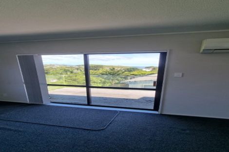 Photo of property in 29f2 Cheltenham Terrace, Newlands, Wellington, 6037