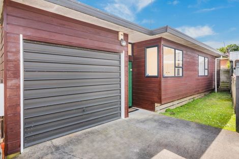 Photo of property in 2/4 Merton Avenue, Glenfield, Auckland, 0627
