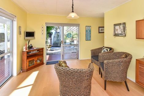 Photo of property in 24 Bertram Road, Kawakawa Bay, Papakura, 2585