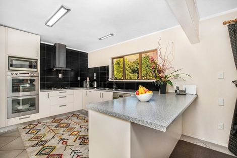 Photo of property in 16 Banksia Place, Goodwood Heights, Auckland, 2105
