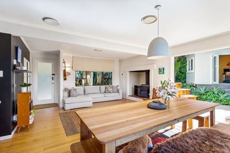 Photo of property in 282 Shaw Road, Titirangi, Auckland, 0604