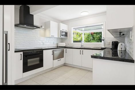 Photo of property in 1/2 Heathcote Road, Castor Bay, Auckland, 0620