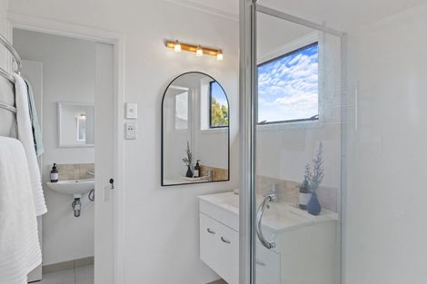 Photo of property in 33 Woodlands Crescent, Browns Bay, Auckland, 0630