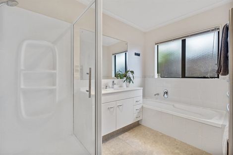 Photo of property in 12 Moycullien Lane, East Tamaki Heights, Auckland, 2016