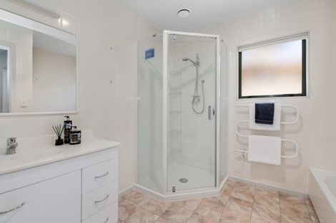 Photo of property in 11 William Bayes Place, Red Beach, 0932
