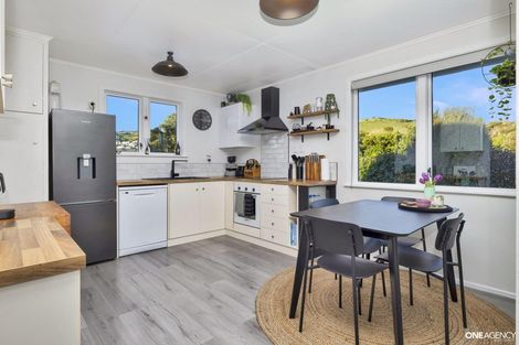 Photo of property in 22 Bartlett Grove, Tawa, Wellington, 5028