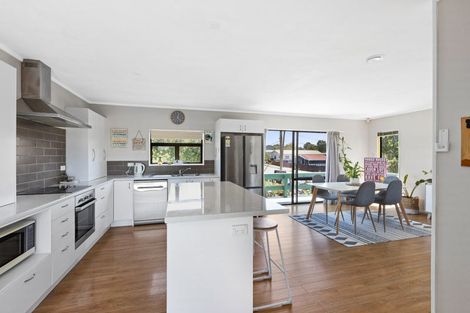 Photo of property in 21 Red Beach Road, Red Beach, 0932