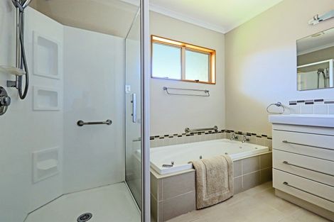 Photo of property in 18b Knightsbridge Place, Taradale, Napier, 4112