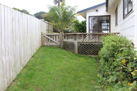Photo of property in 8 Louise Place, West Harbour, Auckland, 0618
