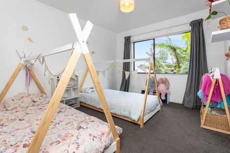 Photo of property in 1/92 Kervil Avenue, Te Atatu Peninsula, Auckland, 0610