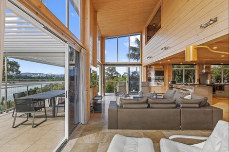 Photo of property in 42 Pohutukawa Avenue, Red Beach, 0932