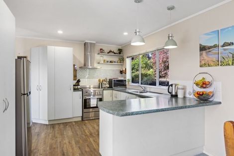 Photo of property in 10 Ryden Place, Glen Eden, Auckland, 0602