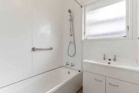Photo of property in 51 Easton Park Parade, Glenfield, Auckland, 0629