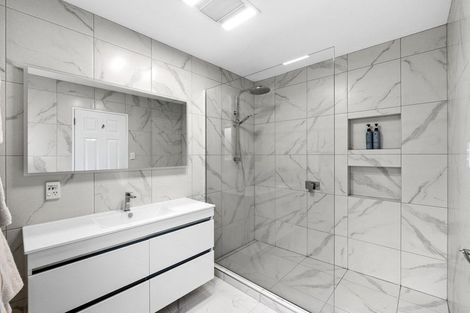 Photo of property in 2/10 Javelin Place, West Harbour, Auckland, 0618