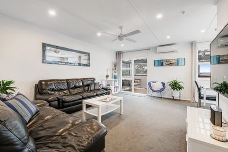 Photo of property in 1/302 Sunset Road, Windsor Park, Auckland, 0632