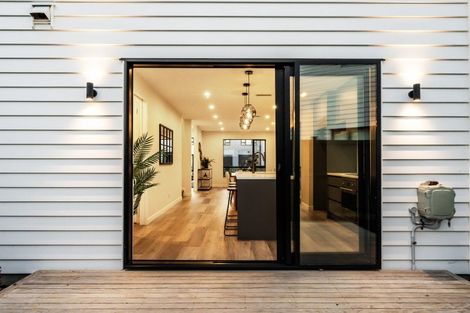Photo of property in 10 Babos Avenue, Kumeu, 0810
