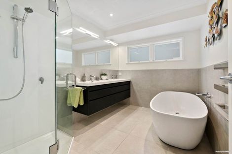 Photo of property in 11 Wilbur Place, Pakuranga Heights, Auckland, 2010