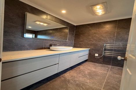 Photo of property in 2 Corta Bella Place, Golflands, Auckland, 2013