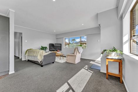 Photo of property in 17 Edgewater Parade, Waiuku, 2123