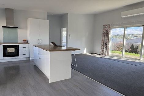 Photo of property in 12a Warrington Grove, Newlands, Wellington, 6037