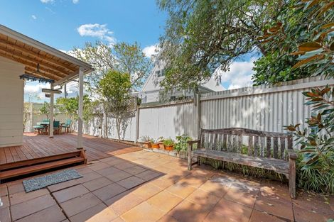 Photo of property in 31b William Bond Street, Stanley Point, Auckland, 0624