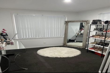 Photo of property in 2 Lowtherhurst Road, Massey, Auckland, 0614