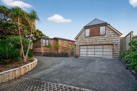 Photo of property in 24 Garden Road, Piha, 0772