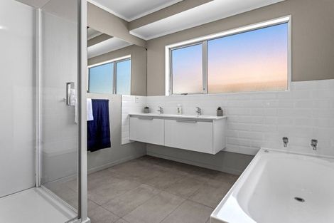 Photo of property in 5 Edgewater Grove, Whakatane, 3120