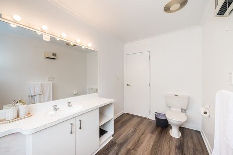 Photo of property in 32 Guildford Drive, Paraparaumu, 5032