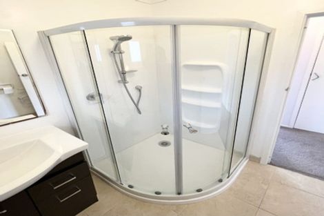 Photo of property in 1/5 Finn Place, Totara Vale, Auckland, 0629