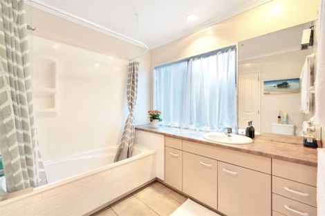 Photo of property in 16 Graven Court, Henderson, Auckland, 0612