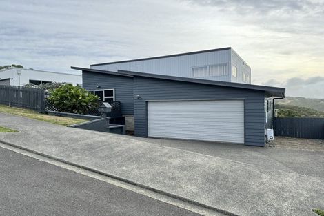 Photo of property in 61 Tamworth Crescent, Newlands, Wellington, 6037