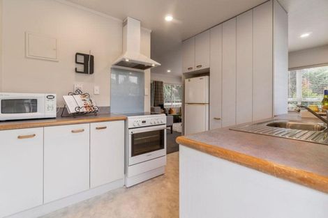 Photo of property in 60 Taipari Road, Te Atatu Peninsula, Auckland, 0610