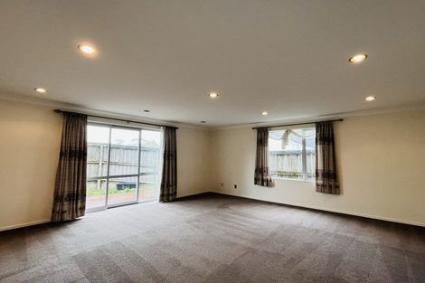 Photo of property in 8 The Rosebowl, Sunnyhills, Auckland, 2010