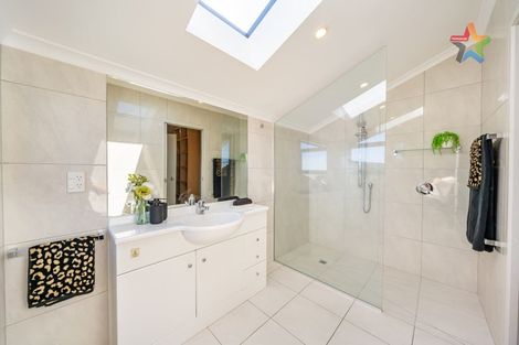 Photo of property in 7 Green Park Lane, Korokoro, Lower Hutt, 5012