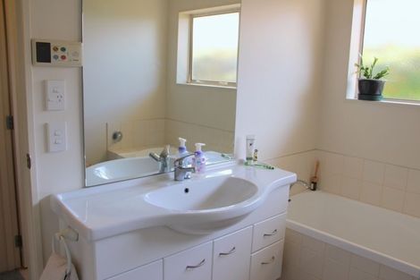 Photo of property in 11 Cascade Way, Paraparaumu, 5032