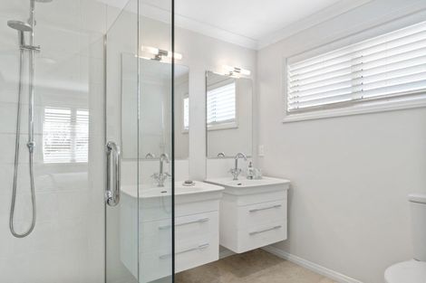 Photo of property in 2 Glen Bridge Lane, Harewood, Christchurch, 8051