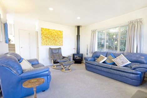 Photo of property in 2/30 Sunset Road, Unsworth Heights, Auckland, 0632
