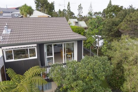 Photo of property in 8 Langstone Place, Chatswood, Auckland, 0626