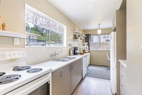 Photo of property in 2/39 Fairmount Road, Titirangi, Auckland, 0604