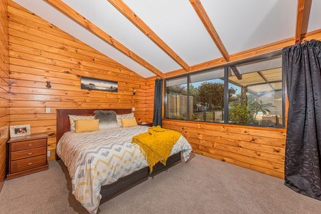 Photo of property in 32 Glucina Avenue, West Harbour, Auckland, 0618