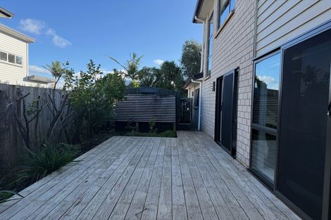 Photo of property in 137 Luckens Road, West Harbour, Auckland, 0618