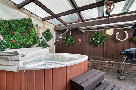 Photo of property in 42 Bodi Place, Te Atatu South, Auckland, 0610