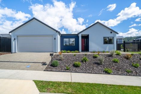 Photo of property in 11 Rewarewa Way, Timberlea, Upper Hutt, 5018