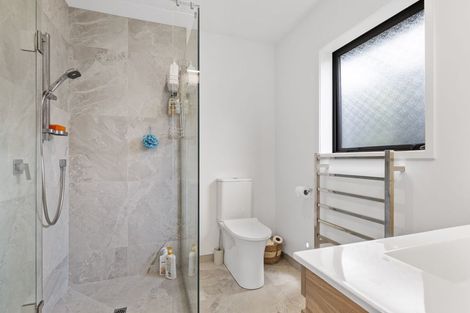 Photo of property in 8 Oakmont Crescent, Waiwhakaiho, New Plymouth, 4312
