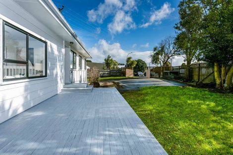 Photo of property in 11 Cabello Place, Unsworth Heights, Auckland, 0632
