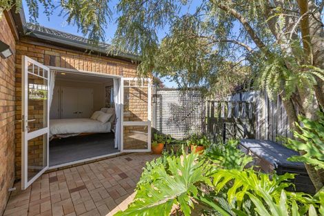 Photo of property in 9 Taylor Place, Merrilands, New Plymouth, 4312