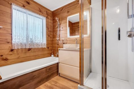 Photo of property in 1/4 Spring Grove, Henderson, Auckland, 0612