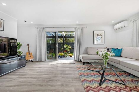 Photo of property in 2/1 Woodside Road, Massey, Auckland, 0614